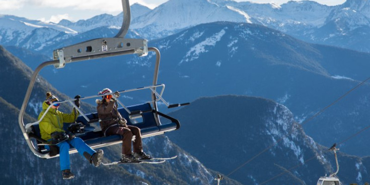 Dos esquiadors en un telecadira de Vallnord.