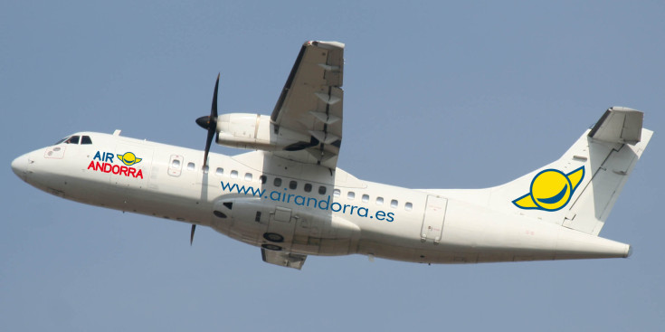 Fotomuntatge d’un avió retolat amb el nom i el logo de la companyia aèria Air Andorra. El model d’avió és un ATR 72 200, un aparell de 27,2 metres de llargada.