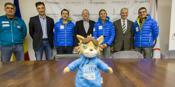 D’esquerra a dreta Erola (tècnic), Beal, Antes (tècnic), Martí, Pérez, Cabanes i Raméntol, darrere de la mascota de Lillehammer 2016, ahir a la seu del Comitè Olímpic Andorrà a la capital.