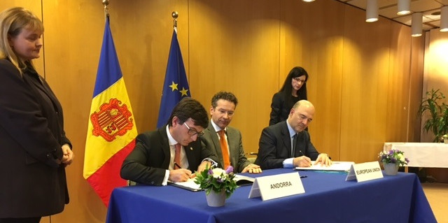 El ministre de Finances, Jordi Cinca, firma l’acord d’intercanvi automàtic d’informació fiscal, ahir a Brussel·les.