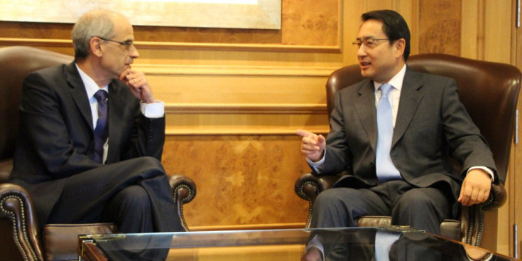 Martí, amb l’ambaixador Lyu Fan, ahir a la seu del Govern.