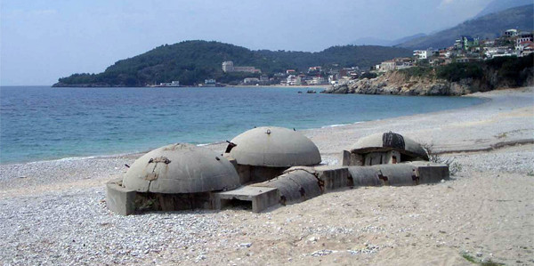 Uns búnquers en una platja albanesa.