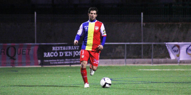 Xavi Gil condueix la pilota en el partit d’aquesta temporada contra el Molletense.
