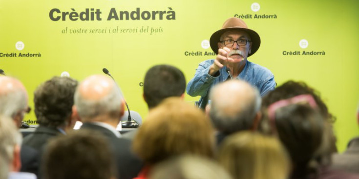 Carbonell, en un moment de la seva conferència, ahir a Crèdit Andorrà