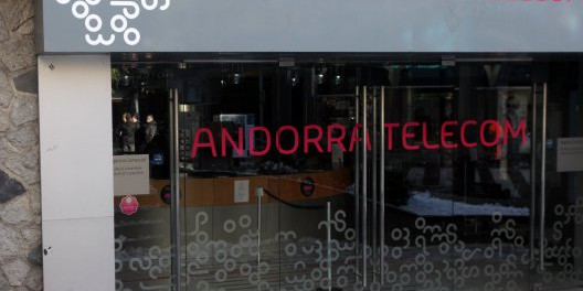 Entrada de l'edifici d'Andorra Telecom, a Andorra la Vella