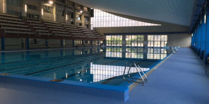 Una imatge de la nova coberta, des de dins de la piscina.