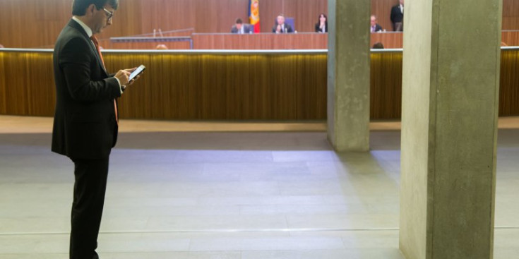El ministre de Finances, Jordi Cinca, uns minuts abans de marxar de la sessió celebrada ahir al Consell.