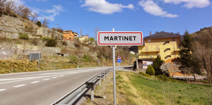 Carretera d’entrada al poble de Martinet.