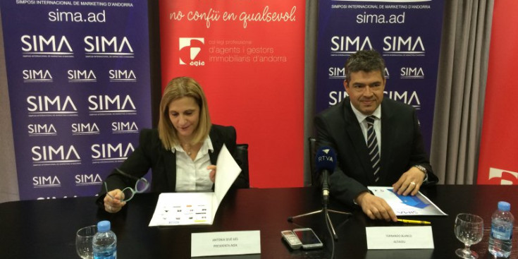 La presidenta de l'AGIA, Antònia Sevé, i l'impulsor del SIMA, Fernando Blanco, ahir.