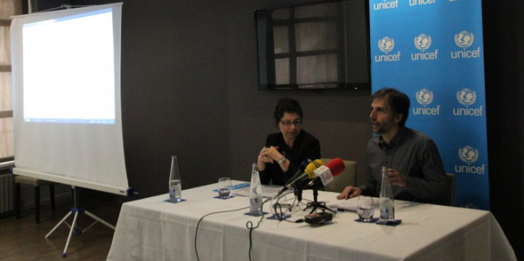 La directora del Comitè Nacional d’Unicef, Marta Alberch, juntament amb el director del Centre de Recerca Sociològica, Joan Micó, a la presentació de l’Observatori de la Infància, ahir.