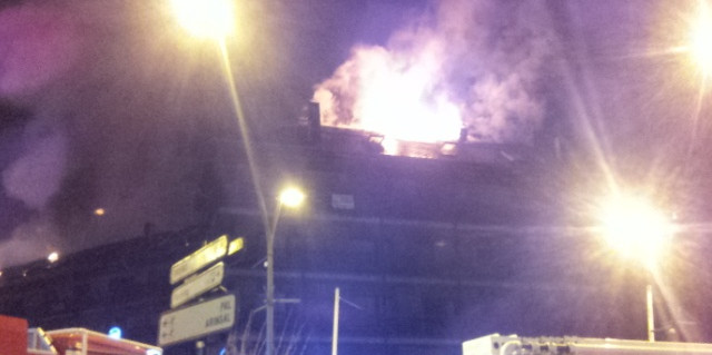Imatge de les flames al teulat de l'edifici Tiffany's.
