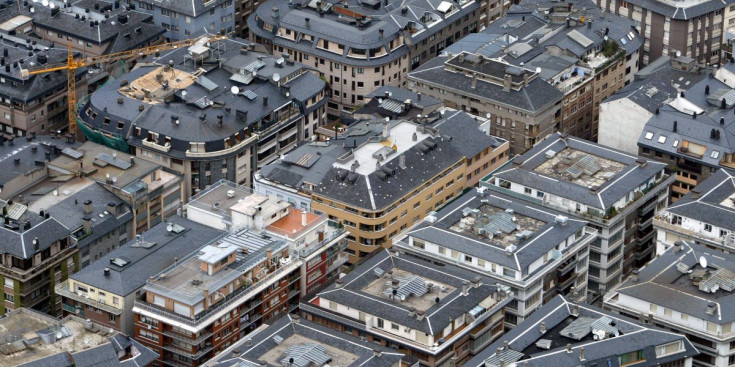 Imatge aèria de blocs de pisos a Andorra la Vella.
