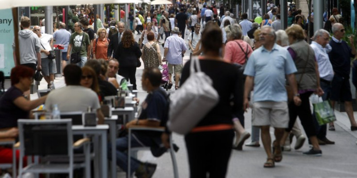 Desenes de persones passegen pels establiments de l’avinguda Carlemany, la passada temporada d’estiu.
