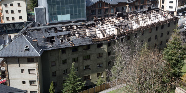 Estat de la teulada de l'edifici després de l'incendi del passat dimarts.