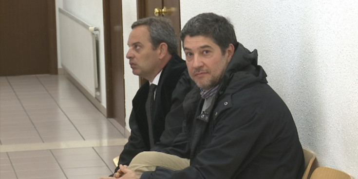 L’expresident de l’Sdadv espera amb el seu advocat minuts abans d’entrar al judici.