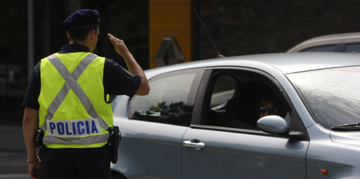 La Policia efectua un control als vehicles del país.