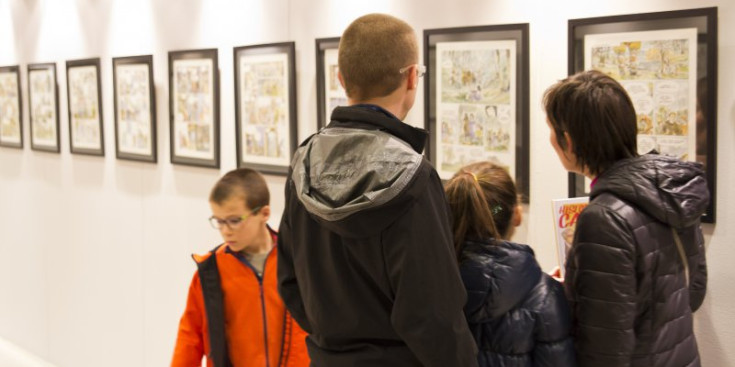 Una família contempla una de les diverses exposicions de La Massana Còmic a l’edifici de la Closeta, ahir.