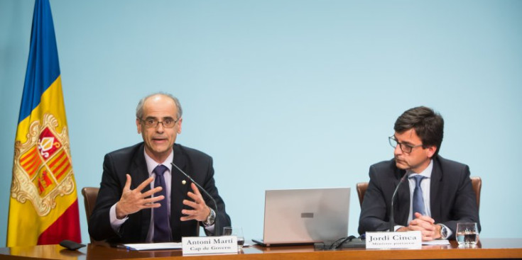 El cap de Govern, Toni Martí, al costat del ministre de Finances, Jordi Cinca, ahir durant la compareixença posterior al Consell de Ministres.