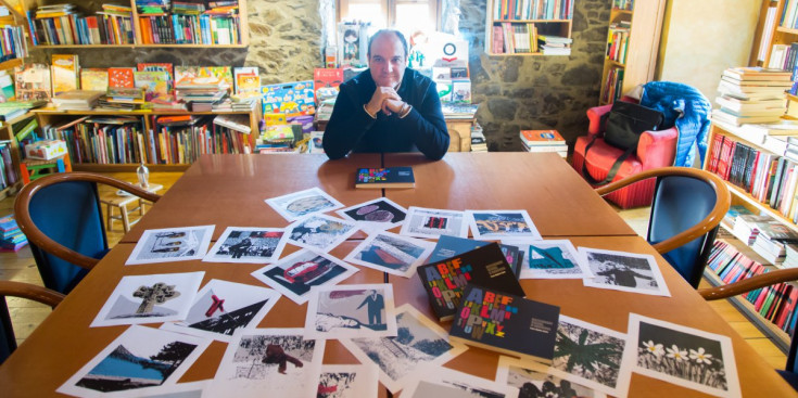 Pere Moles presenta la seva nova publicació ‘Diccionari Visual d’Andorra’ a la llibreria La Puça, ahir.