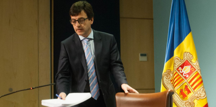El ministre de Finances, Jordi Cinca, amb el projecte de llei de mesures urgents de les entitats bancàries, ahir.