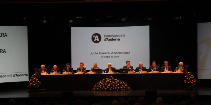 Un moment de la junta general d’accionistes celebrada ahir al Centre de Congressos d’Andorra la Vella.