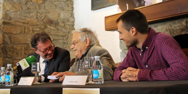 Sergi Mas presenta el seu darrer llibre ‘Aspectes de l’art popular d’Andorra’, ahir.
