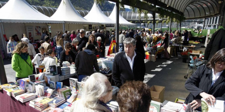 Estands de llibres a Andorra durant una edició anterior de la diada de Sant Jordi.