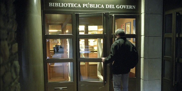Foto d’arxiu d’un usuari que entra a la Biblioteca Pública de Govern.