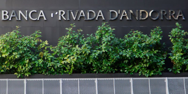 El cartell principal del lateral de la central de Banca Privada d’Andorra, sense una de les seves lletres.