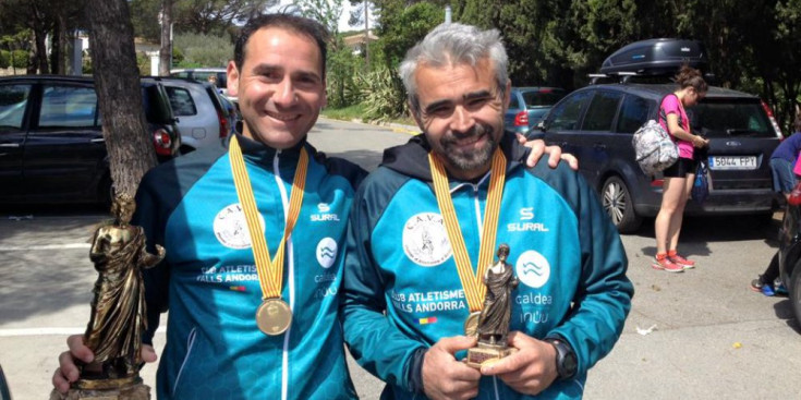 Marcos Sanza i Manuel Fernandes Pita, amb els guardons de guanyadors al Català de mitja marató.
