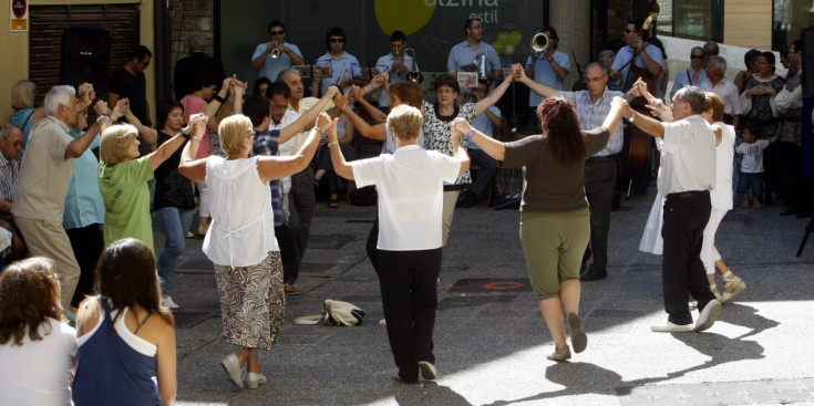Un grup de ciutadans balla sardanes.