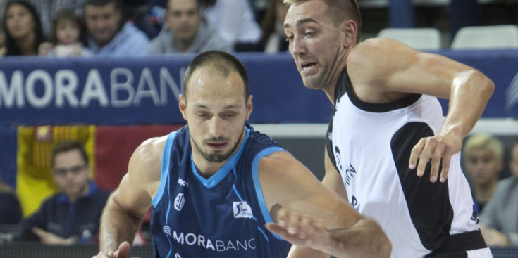 Luka Bogdanovic encara cistella en el partit davant el Bilbao Basket.