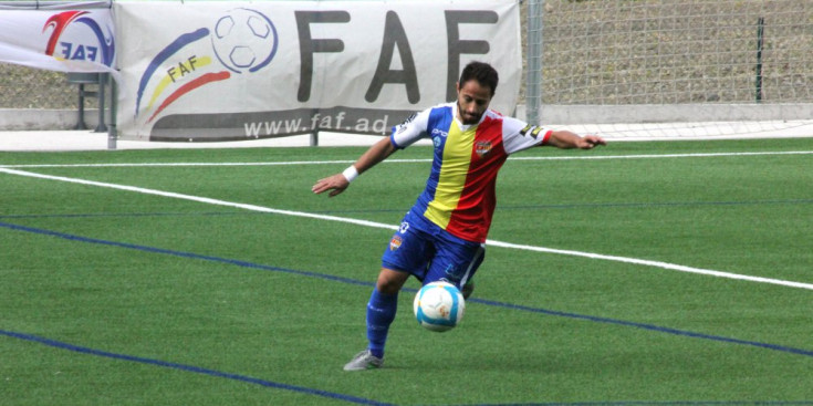 Ludo rebutja una pilota en el partit contra el Mataró.