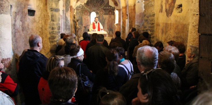 Missa a l’interior de l’església de Sant Romà de les Bons, ahir.