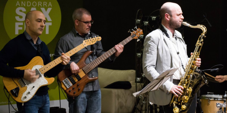 Ernie Orts acompanyat dels músics de l’Electric Quartet durant la inauguració del festival, ahir.