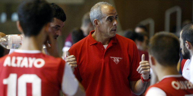 Garrido dóna instruccions als jugadors de la selecció.
