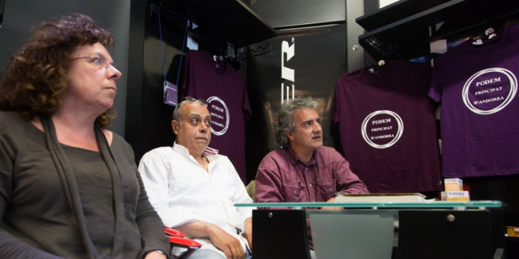 Tres dels membres de Podem Andorra, ahir, durant la presentació del nou partit polític.