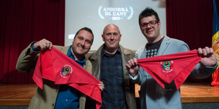 Els tres candidats a l'Andorrà de l'Any 2015 (Sánchez, Peña i Perea), abans de la gala, amb el mocador dels castellers.