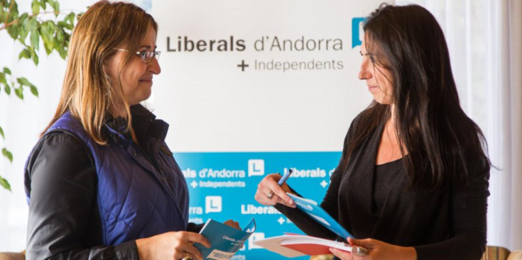 Les conselleres del comú d’Ordino, Sandra Tudó i Eva Choy, en un acte de la passada campanya electoral.