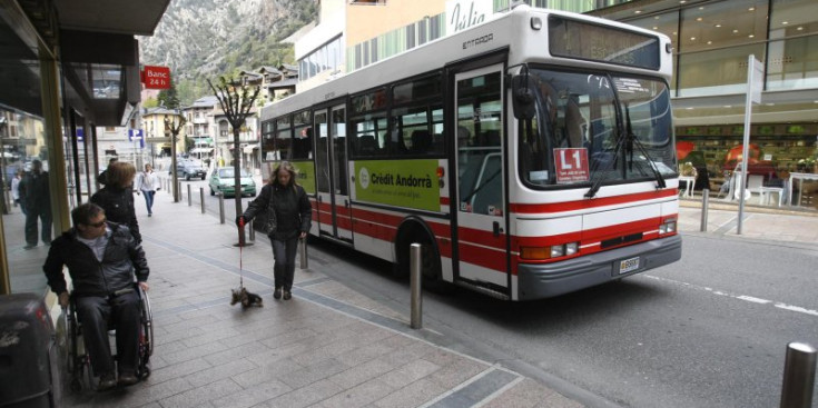 Una persona amb mobilitat reduïda passeja pel centre d’Andorra la Vella.