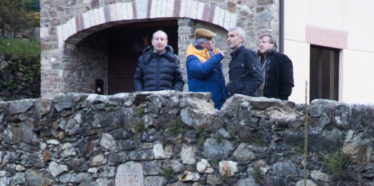 Marc Magallón (segon per la dreta), en una visita al pont de la Tosca.