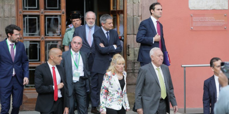 Margallo, amb Saboya al darrere sortint de l'Ajuntament de la Seu d'Urgell, ahir.
