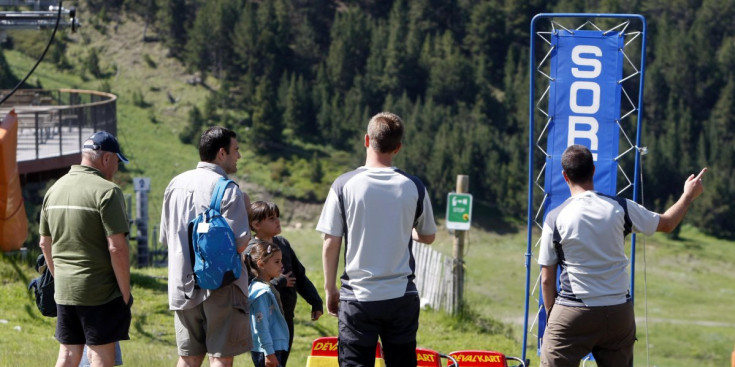 Un grup de turistes a Grandvalira a punt de començar una activitat.
