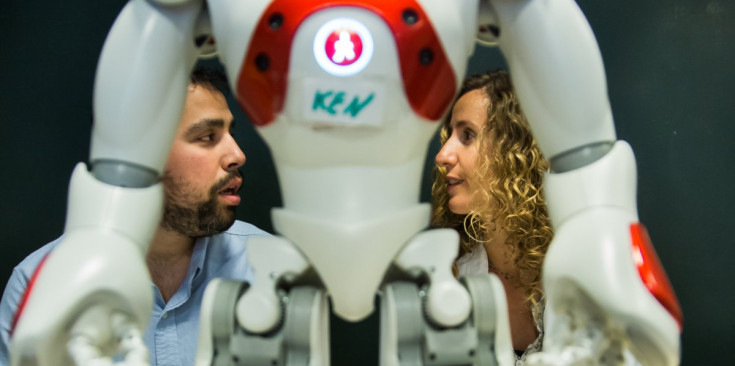 Jordi Fernández i Sílvia Pascal darrere de Ken, el model de robot Nao que s’usa amb finalitat terapèutica.