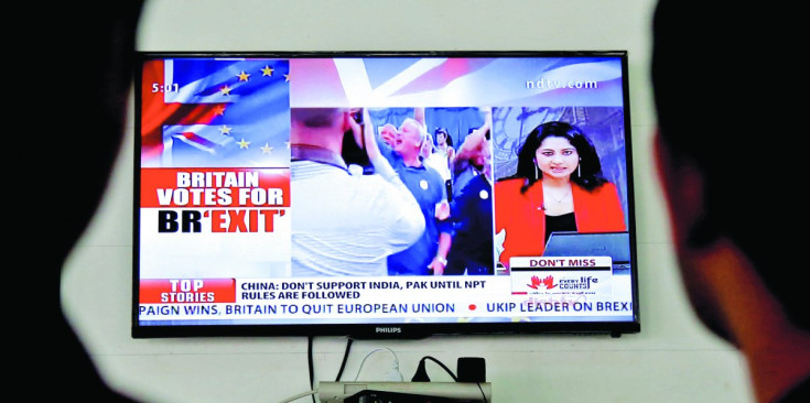 Dues persones segueixen el resultat del referèndum del Regne Unit a través d’un canal de televisió.