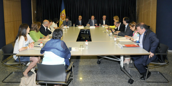 Els integrants de la Comissió Nacional de Benestar Social, ahir en la reunió constituent a l’edifici administratiu del Govern en companyia de Toni Martí.