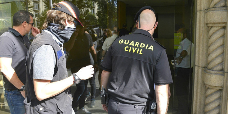 Les autoritats espanyoles entren en la seu de la consultoria Efial, ahir