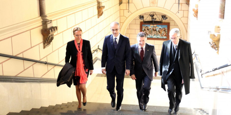 El cap de Govern i el síndic general, al centre, pujant les escaldes del Palau Episcopal, ahir a la Seu d'Urgell.
