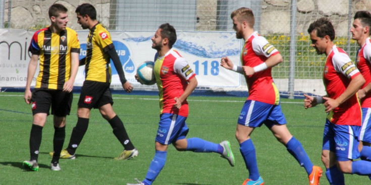 Ludo torna amb la pilota al mig del camp després de marca-li un gol al Mataró la temporada passada.
