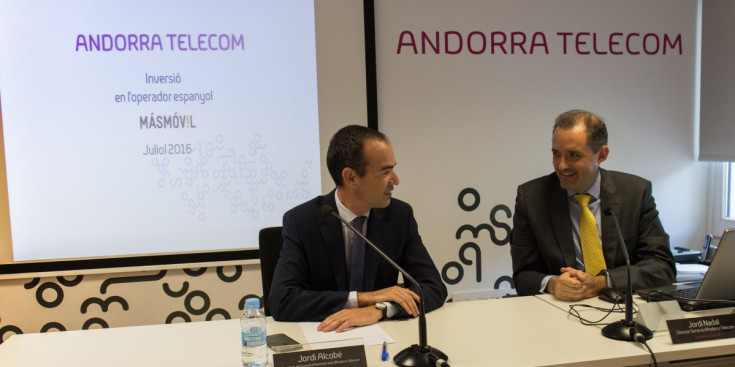 A la dreta, el director general d’Andorra Telecom, Jordi Nadal, i a l’esquerra, el ministre d’Administració Pública, Transports i Telecomunicacions, Jordi Alcobé.